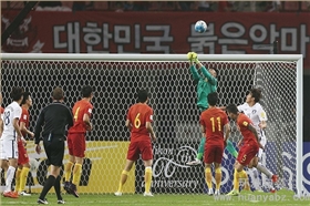 中韩足球赛图片