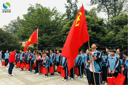 重阳节，团结学校师生携无纺布礼品袋到敬老院看望老人