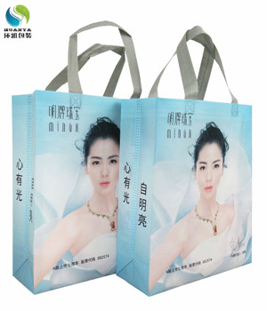 刘涛与环雅包装生产的无纺布珠宝袋一起为明牌珠宝代言